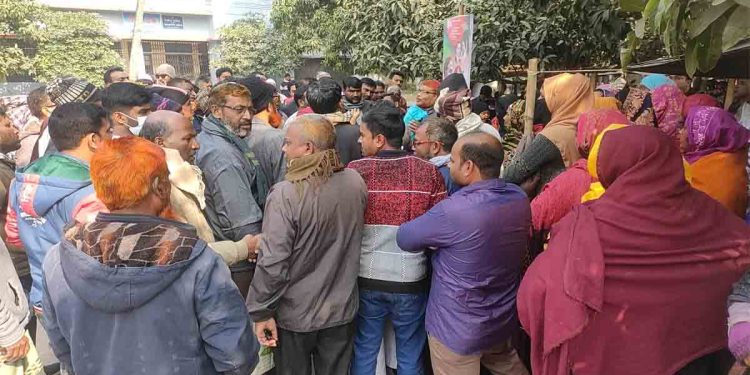 চাঁপাইনবাবগঞ্জে আমানতের শতকোটি টাকা নিয়ে শঙ্কায় ৩৫ হাজার গ্রাহক