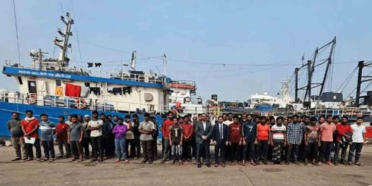দেশে ফিরলেন ভারত থেকে মুক্তি পাওয়া ৯০ জেলে ও নাবিক