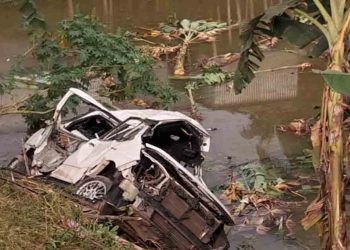 ট্রেনের ধাক্কায় মাইক্রোবাস খাদে, ৫ জনের মৃত্যু