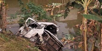 ট্রেনের ধাক্কায় মাইক্রোবাস খাদে, ৫ জনের মৃত্যু