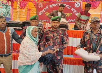 চাঁপাইনবাবগঞ্জে শীতার্তদের মাঝে বিজিবির শীতবস্ত্র বিতরণ
