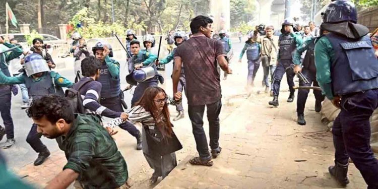 সচিবালয়ের সামনে বিক্ষোভ মিছিলে পুলিশের লাঠিচার্জ, আহত ৭