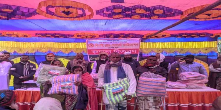 শিবগঞ্জে চাঁপাই ব্লাড ডোনেট ফাউন্ডেশনের শীতবস্ত্র বিতরণ