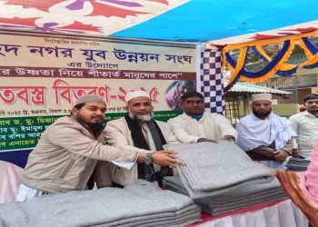 গোমস্তাপুরে জাহিদনগর যুব উন্নয়ন সংঘের উদ্যোগে শীতবস্ত্র বিতরণ 