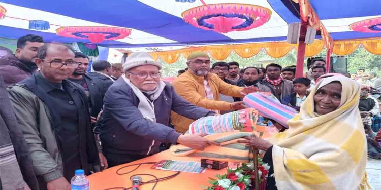 নিয়ামতপুরে ৩১ দফার লিফলেট ও শীতবস্ত্র বিতরণ