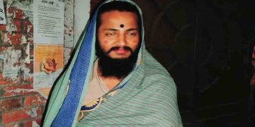 জাবীর ছাত্রীহলে নারীসেজে বহিরাগত যুবক