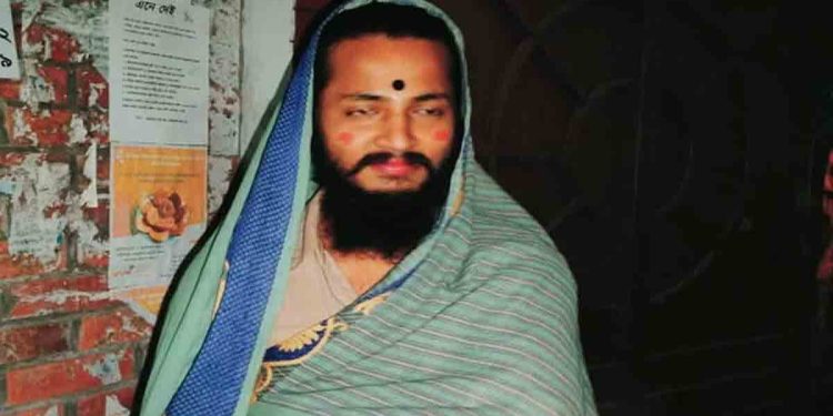 জাবীর ছাত্রীহলে নারীসেজে বহিরাগত যুবক