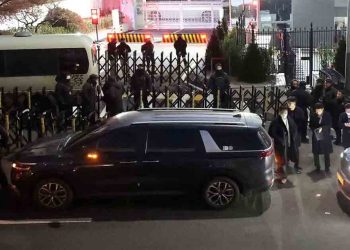 দক্ষিণ কোরিয়ার প্রেসিডেন্টকে গ্রেপ্তার করতে বাসভবনে পুলিশ