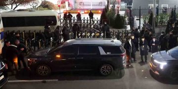 দক্ষিণ কোরিয়ার প্রেসিডেন্টকে গ্রেপ্তার করতে বাসভবনে পুলিশ