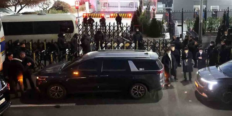 দক্ষিণ কোরিয়ার প্রেসিডেন্টকে গ্রেপ্তার করতে বাসভবনে পুলিশ