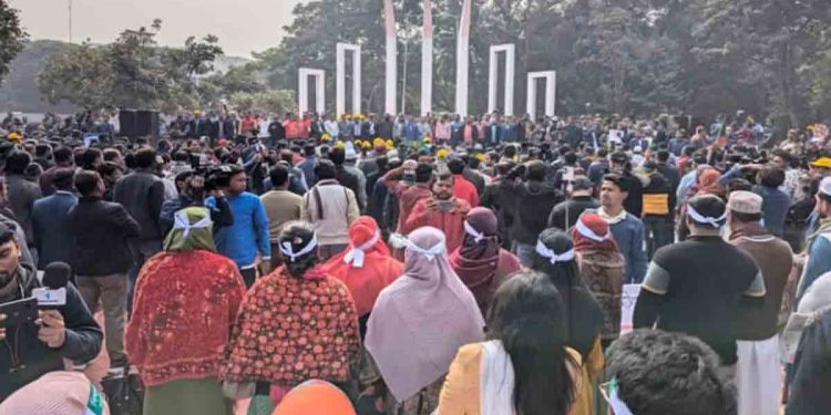 শহীদ মিনারে প্রাথমিক শিক্ষকদের সমাবেশ