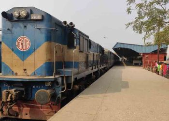 রেলওয়ের রানিং স্টাফদের ধর্মঘট : রহনপুরে আটকা পড়েছে যাত্রী ও মালবাহী ট্রেন