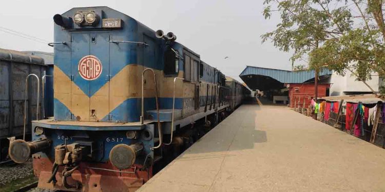 রেলওয়ের রানিং স্টাফদের ধর্মঘট : রহনপুরে আটকা পড়েছে যাত্রী ও মালবাহী ট্রেন