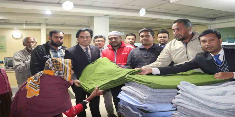 মার্কেনটাইল ব্যাংক পিএলসি নিয়ামতপুর শাখার আয়োজনে শীতবস্ত্র বিতরণ