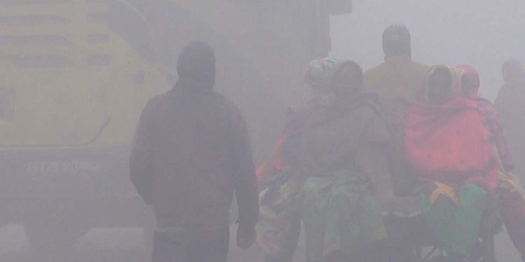 শীতের চাদরে ঢাকা রাজধানী