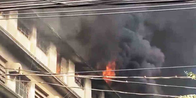 রাজধানীতে ট্যানারি গুদামে আগুন, নিয়ন্ত্রণে ৭ ইউনিট