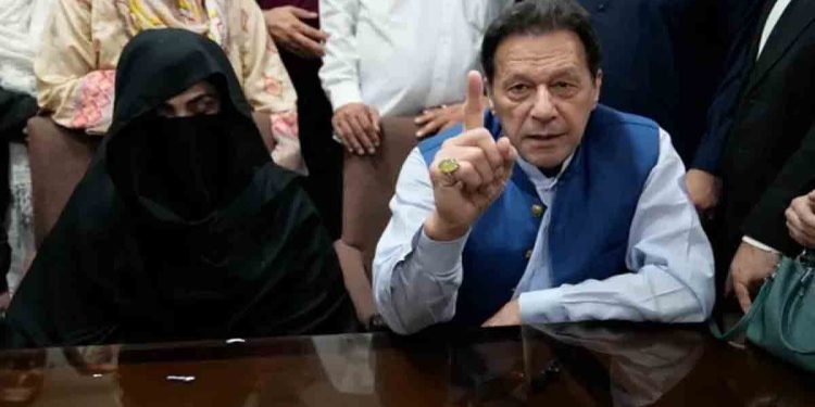 ইমরান খানের ১৪ বছর ও তার স্ত্রী বুশরা বিবির ৭ বছরের কারাদণ্ড