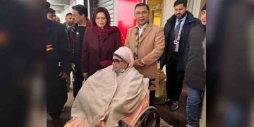 কারো সাহায্য ছাড়া একাই হাঁটছেন খালেদা জিয়া