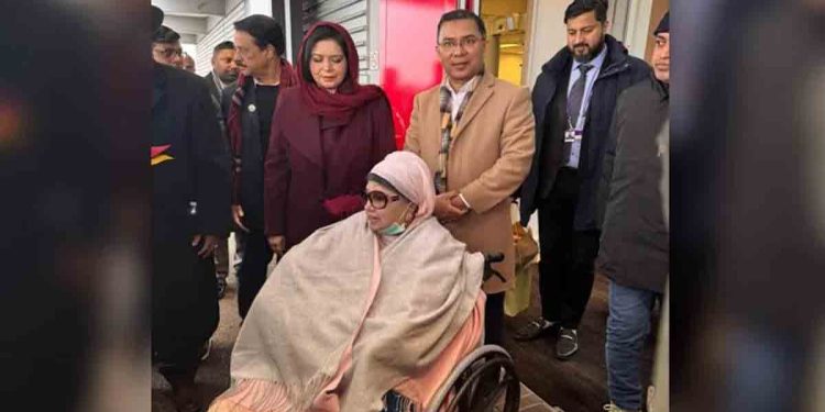 কারো সাহায্য ছাড়া একাই হাঁটছেন খালেদা জিয়া