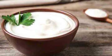 শীতকালে টক দই খেলে কী হয়?