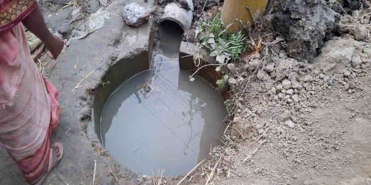 গোমস্তাপুরে ড্রেনের পানিতে ডুবে শিশুর মৃত্যু 