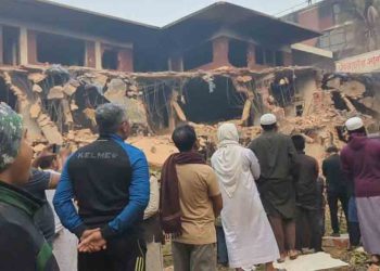 বিরতি দিয়ে ভোর থেকে আবারও ভাঙা হচ্ছে ধানমন্ডি ৩২ নম্বরের বাড়ি