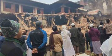 বিরতি দিয়ে ভোর থেকে আবারও ভাঙা হচ্ছে ধানমন্ডি ৩২ নম্বরের বাড়ি