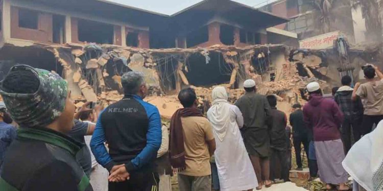 বিরতি দিয়ে ভোর থেকে আবারও ভাঙা হচ্ছে ধানমন্ডি ৩২ নম্বরের বাড়ি