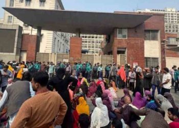 নিয়োগ বাতিলের পর সচিবালয়ের সামনে সুপারিশপ্রাপ্ত শিক্ষকদের অবস্থান