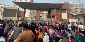 নিয়োগ বাতিলের পর সচিবালয়ের সামনে সুপারিশপ্রাপ্ত শিক্ষকদের অবস্থান