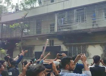 ওবায়দুল কাদেরের বাড়ি ভাঙচুর বিক্ষুব্ধ ছাত্র-জনতার