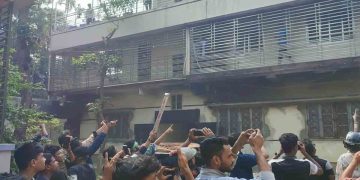 ওবায়দুল কাদেরের বাড়ি ভাঙচুর বিক্ষুব্ধ ছাত্র-জনতার