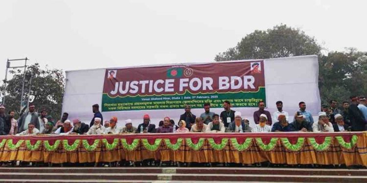 ৬ দাবিতে শহীদ মিনারে চাকরিচ্যুত বিডিআর সদস্যদের অবস্থান