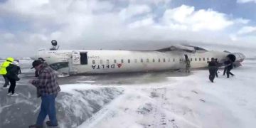 অবতরণের সময় ৮০ আরোহী নিয়ে উল্টে গেল প্লেন