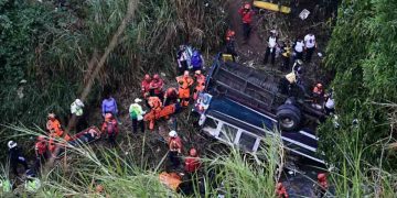 খাদে বাস পড়ে নিহত ৫১