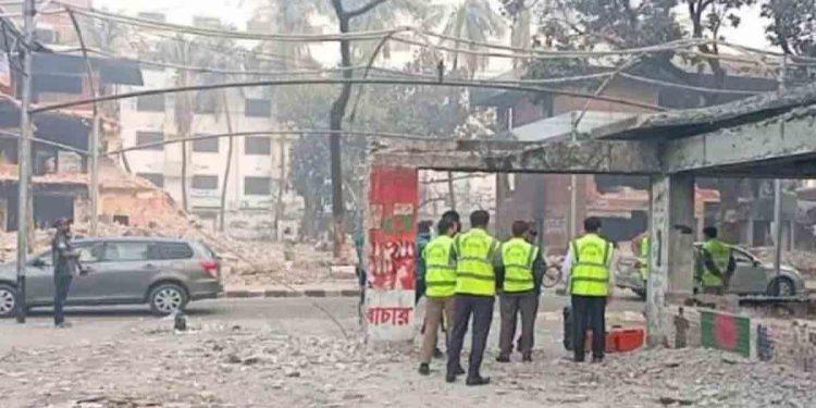 ৩২ নম্বর বাড়িতে সিআইডির ক্রাইম সিন ইউনিট