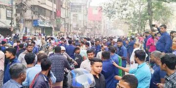 রাজধানীর বিভিন্ন সড়ক অবরোধ করে সিএনজিচালকদের বিক্ষোভ