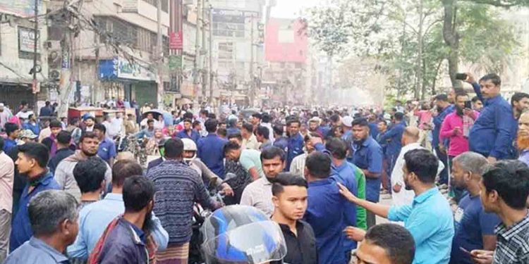 রাজধানীর বিভিন্ন সড়ক অবরোধ করে সিএনজিচালকদের বিক্ষোভ