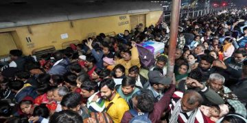 দিল্লি রেলস্টেশনে পদদলিত হয়ে ৪ শিশুসহ ১৮ জনের মৃত্যু