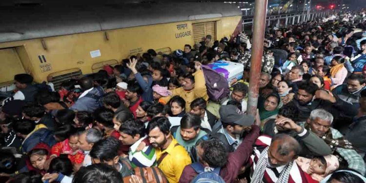 দিল্লি রেলস্টেশনে পদদলিত হয়ে ৪ শিশুসহ ১৮ জনের মৃত্যু