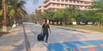 হল ছাড়ছেন কুয়েট শিক্ষার্থীরা