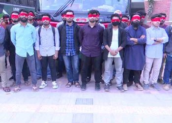মাথায় লাল কাপড় বেঁধে ঢাকার পথে কুয়েট শিক্ষার্থীরা