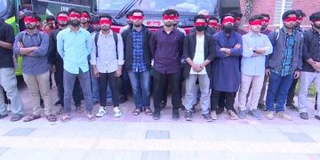 মাথায় লাল কাপড় বেঁধে ঢাকার পথে কুয়েট শিক্ষার্থীরা