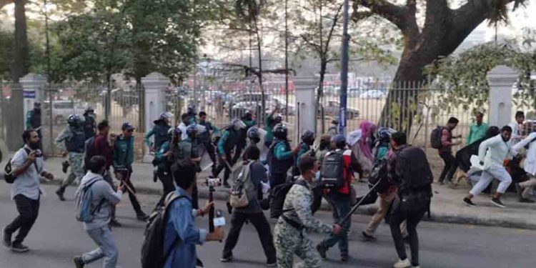 ম্যাটস শিক্ষার্থীদের ওপর পুলিশের লাঠিচার্জ
