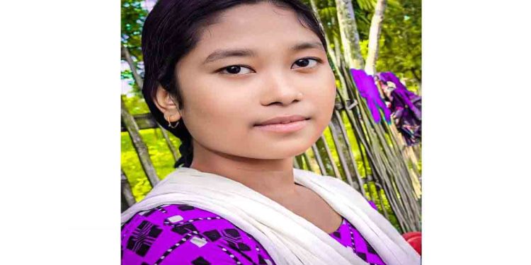 নিখোঁজ লাবনীর ছবি হাতে নিয়ে কান্নার আহাজারি পরিবারের