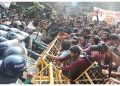 শিক্ষা ভবন মোড়ে মুখোমুখি অবস্থানে আন্দোলনকারী-পুলিশ