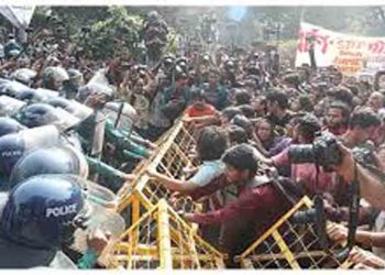 শিক্ষা ভবন মোড়ে মুখোমুখি অবস্থানে আন্দোলনকারী-পুলিশ