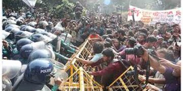 শিক্ষা ভবন মোড়ে মুখোমুখি অবস্থানে আন্দোলনকারী-পুলিশ