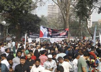 শ্রদ্ধার ফুল নিয়ে শহীদ মিনারে মানুষের ঢল