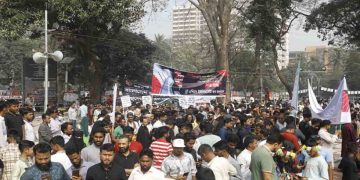 শ্রদ্ধার ফুল নিয়ে শহীদ মিনারে মানুষের ঢল